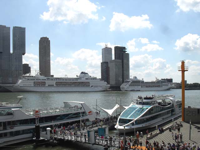 Cruiseschip ms Pacific Princess van Princess Cruises aan de Cruise Terminal Rotterdam